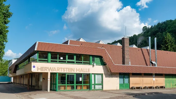Die Herwartsteinhalle in Königsbronn von außen