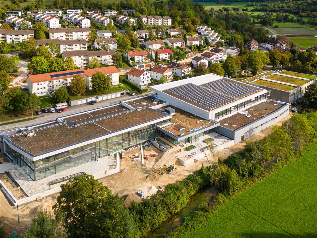 Luftaufnahme der Kocherhalle in Oberkochen, direkt neben dem Schwimmbad